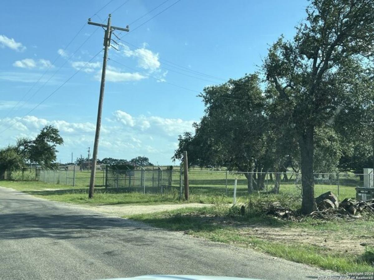 Picture of Residential Land For Sale in Devine, Texas, United States