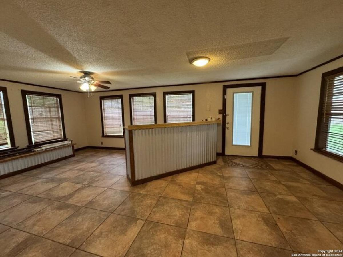 Picture of Home For Sale in Pleasanton, Texas, United States