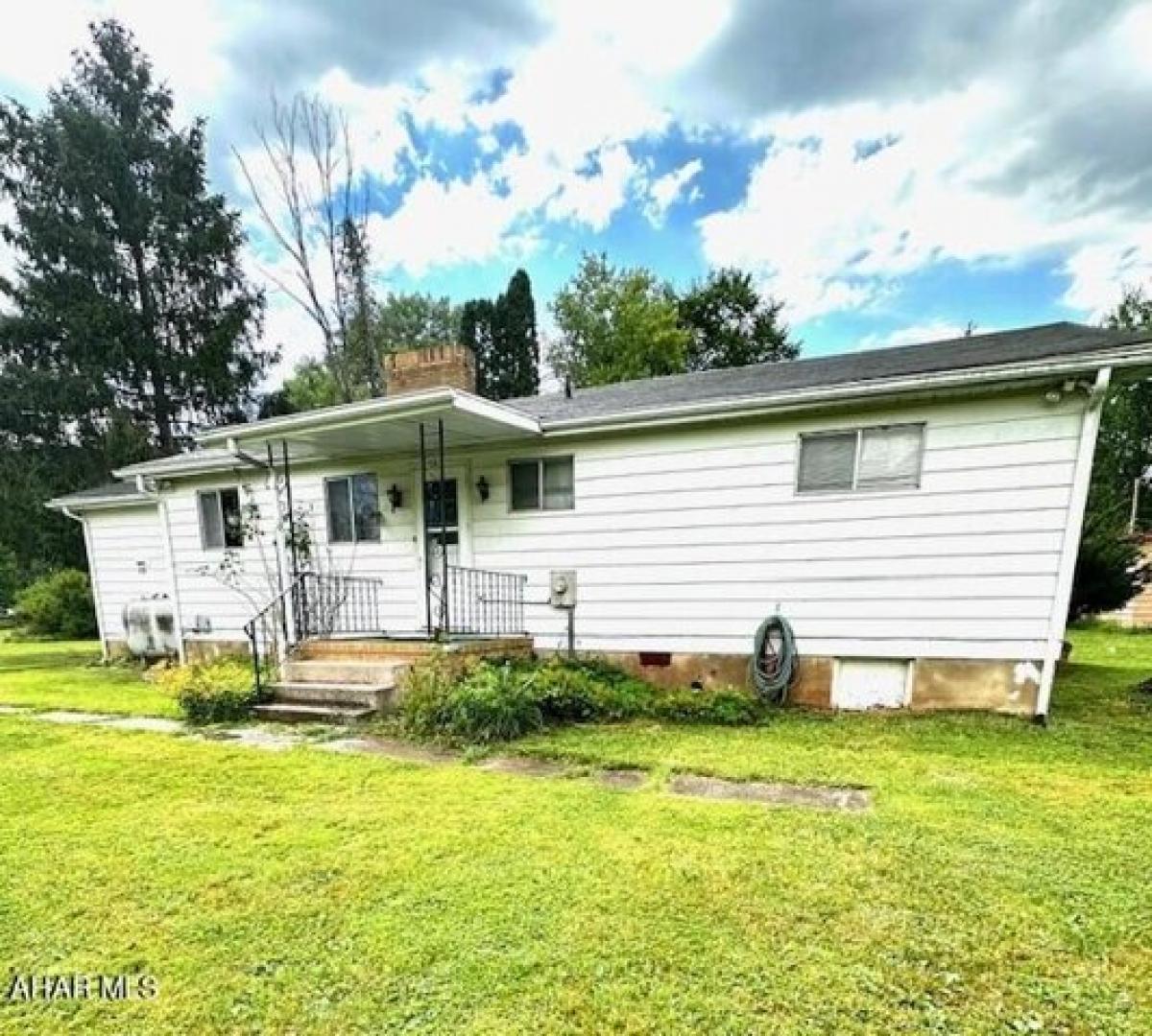 Picture of Home For Sale in Tyrone, Pennsylvania, United States