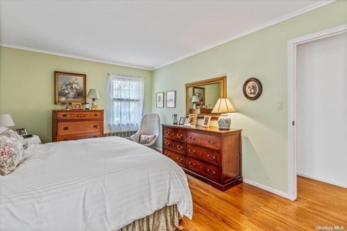 Picture of Home For Sale in Douglaston, New York, United States