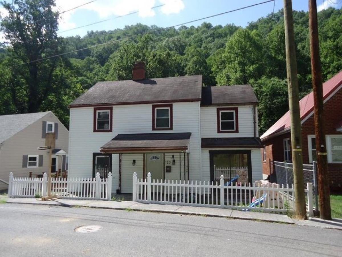 Picture of Home For Sale in Welch, West Virginia, United States