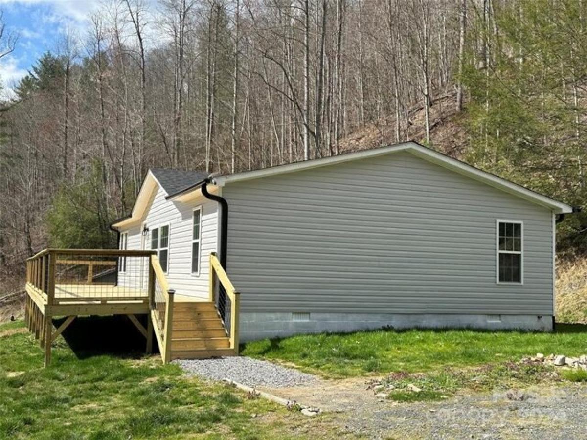 Picture of Home For Sale in Green Mountain, North Carolina, United States