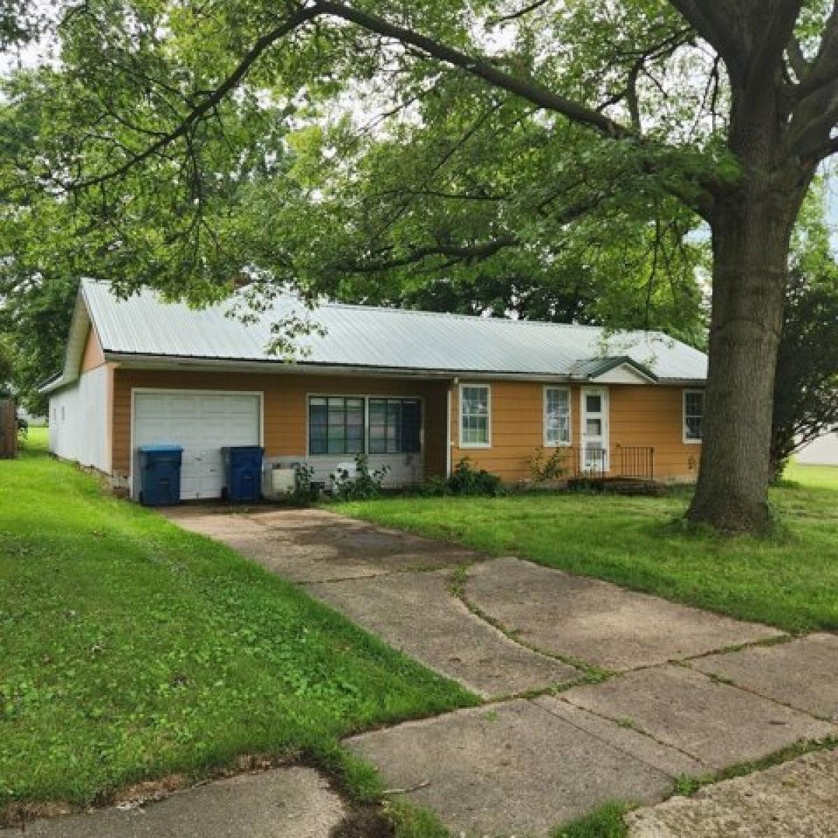 Picture of Home For Sale in Walnut, Illinois, United States