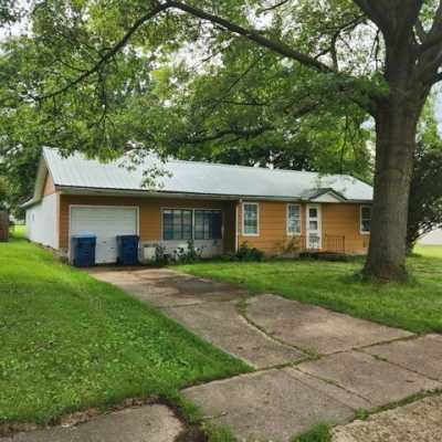 Home For Sale in Walnut, Illinois