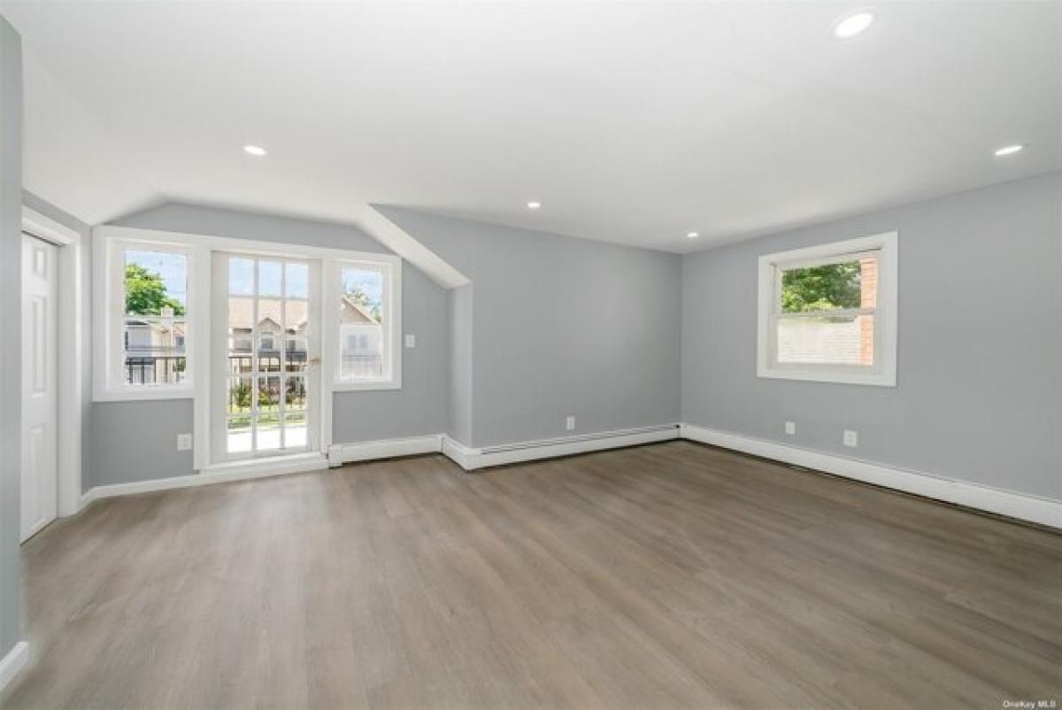 Picture of Home For Sale in Lynbrook, New York, United States