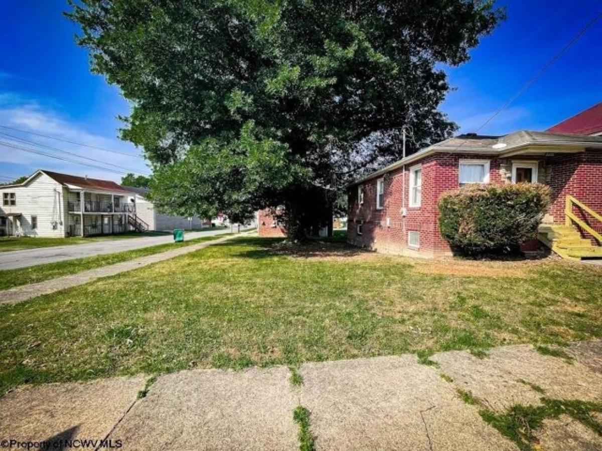 Picture of Home For Sale in Clarksburg, West Virginia, United States