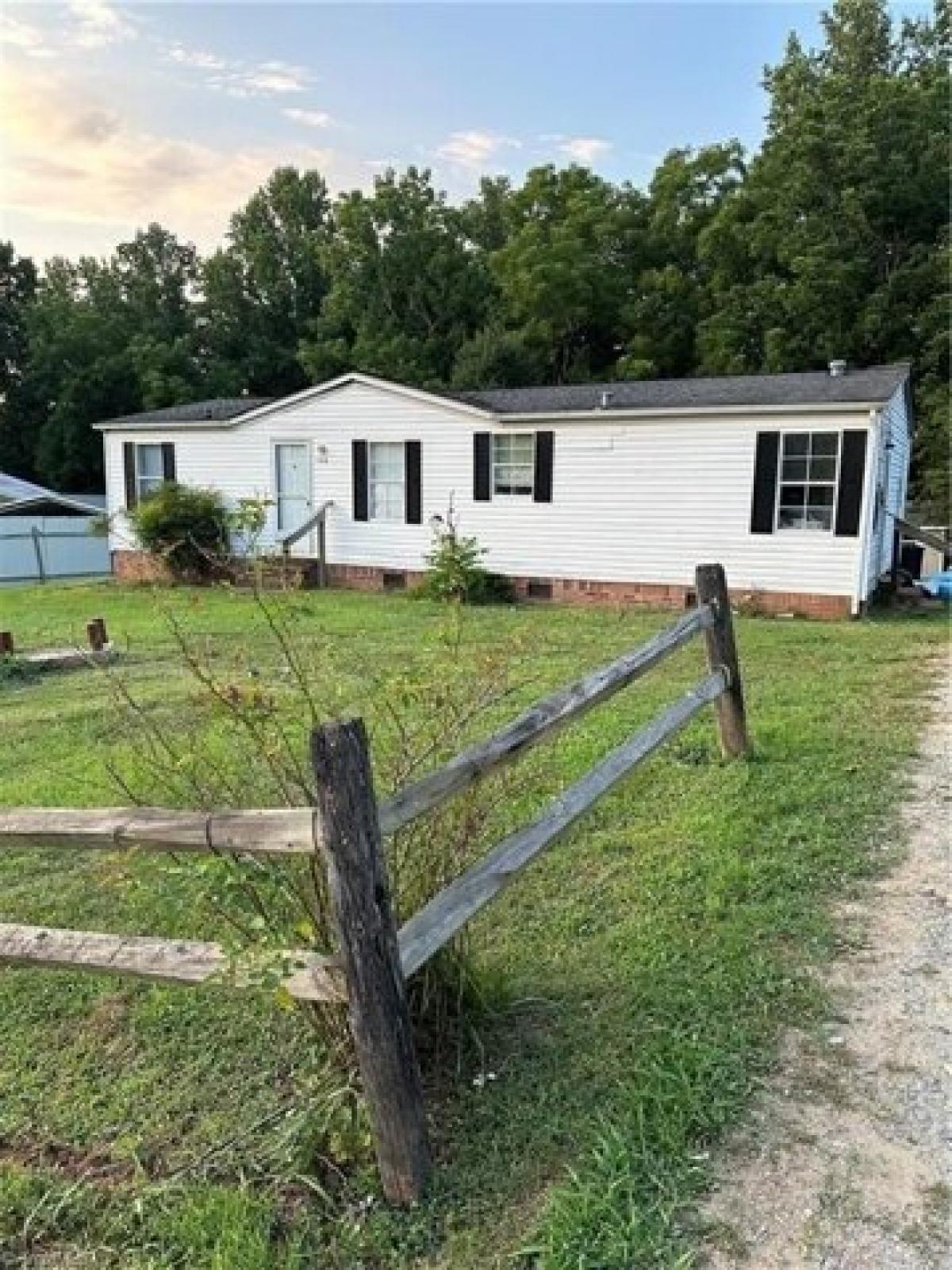 Picture of Home For Sale in Mount Airy, North Carolina, United States