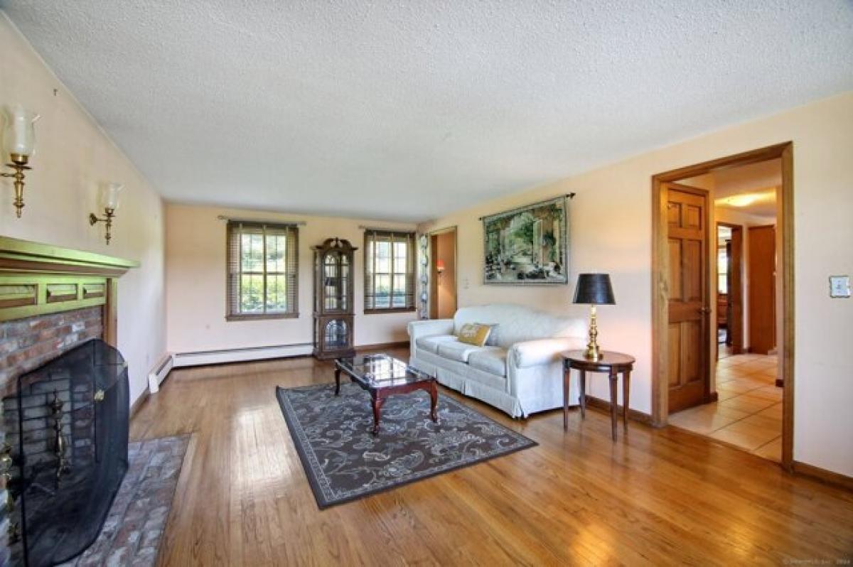 Picture of Home For Sale in Newtown, Connecticut, United States