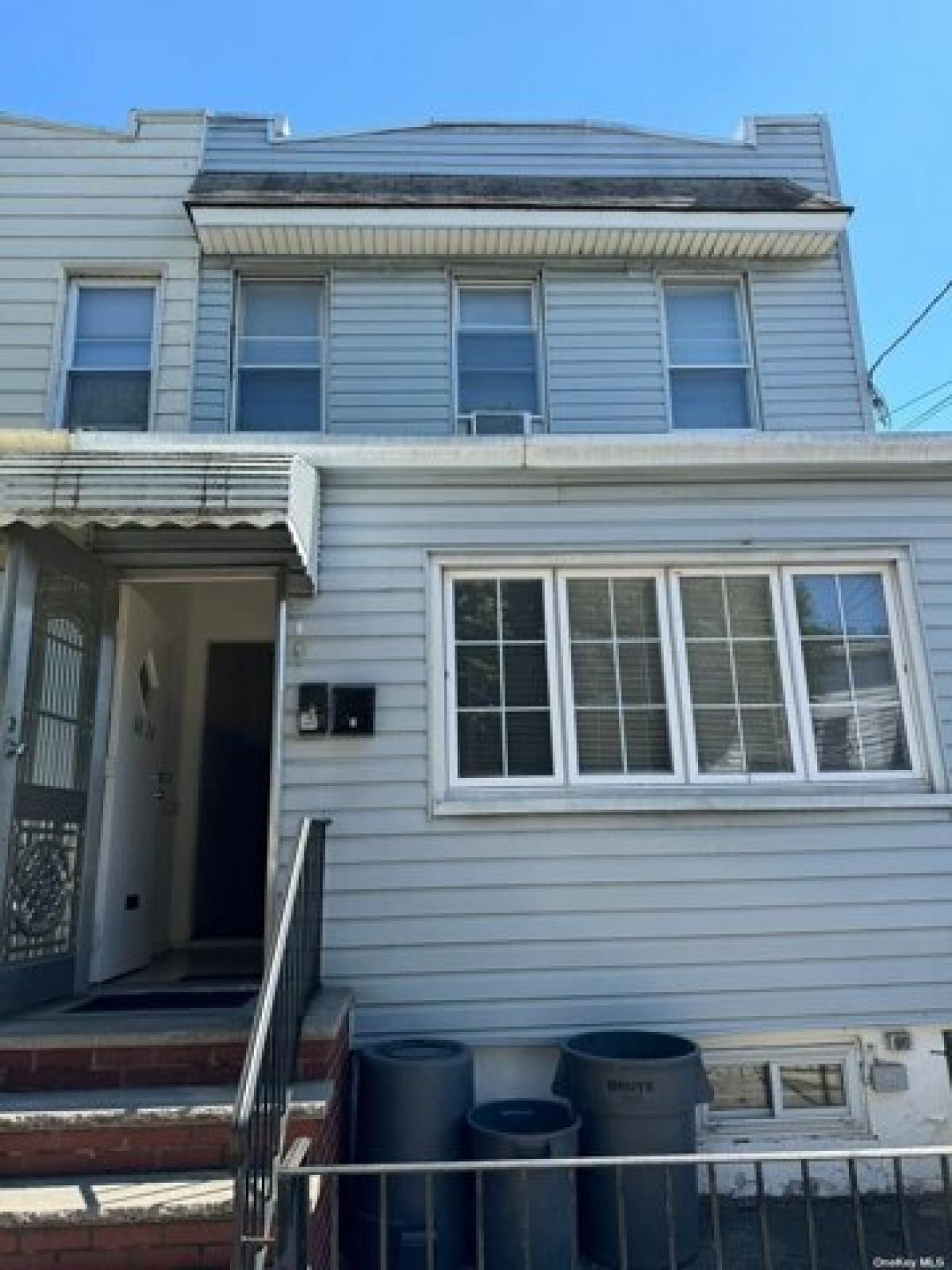 Picture of Home For Sale in Maspeth, New York, United States