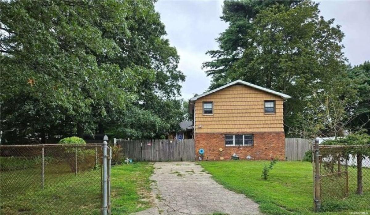 Picture of Home For Sale in Farmingville, New York, United States