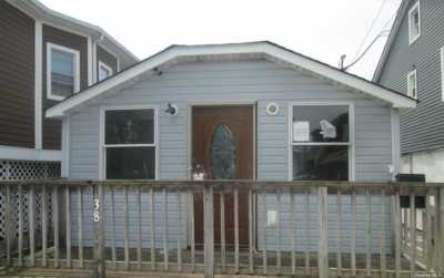 Home For Sale in Broad Channel, New York