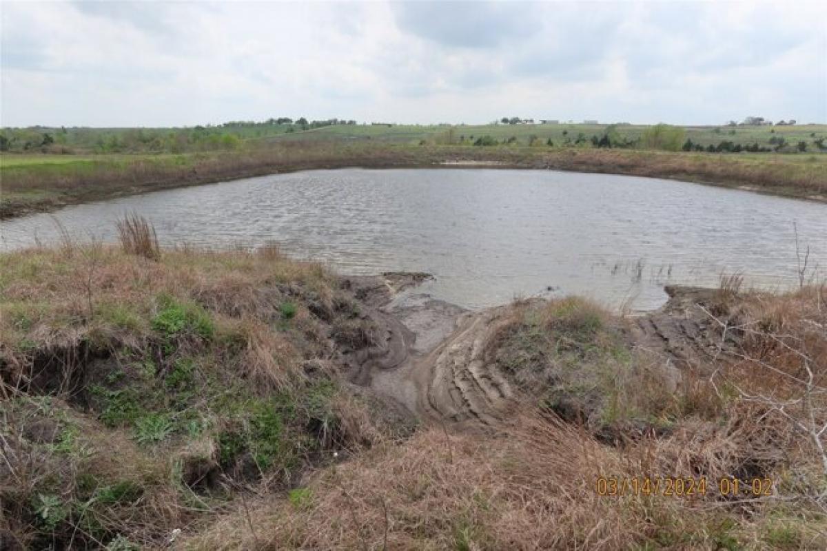 Picture of Residential Land For Sale in Muldoon, Texas, United States