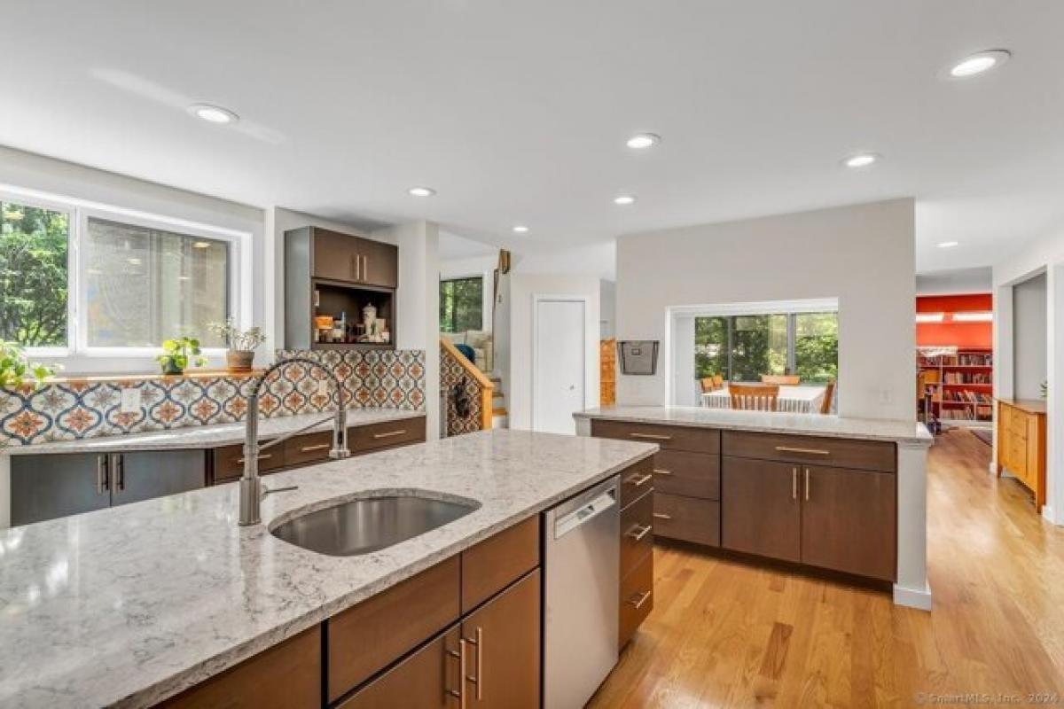 Picture of Home For Sale in Guilford, Connecticut, United States