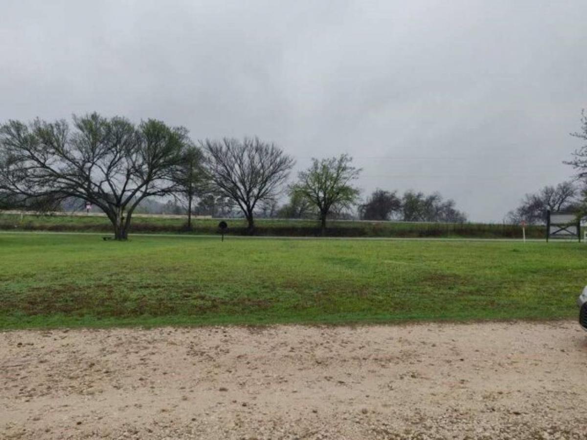 Picture of Residential Land For Sale in Rainbow, Texas, United States