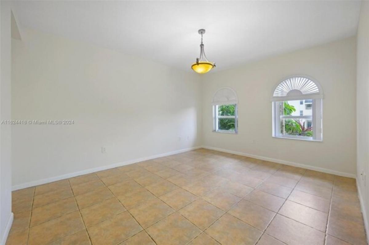 Picture of Home For Sale in Surfside, Florida, United States