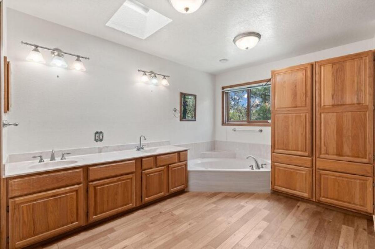 Picture of Home For Sale in Cedar Crest, New Mexico, United States