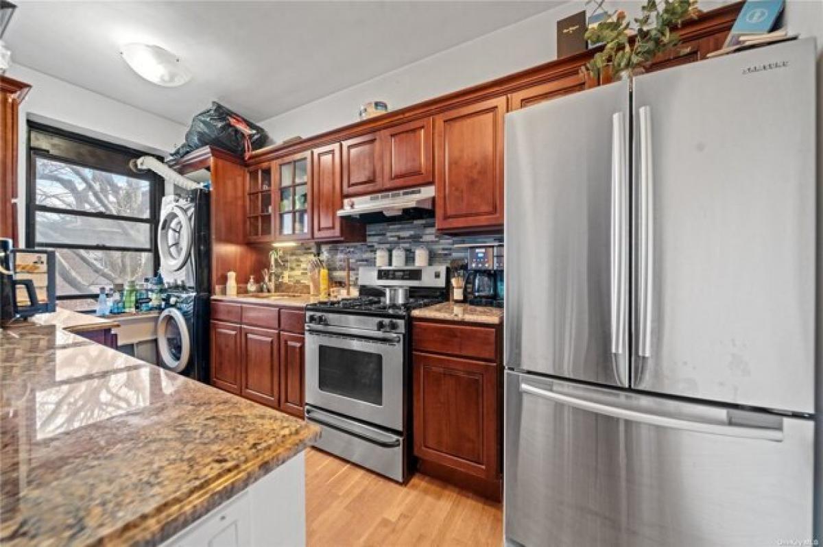 Picture of Home For Sale in East Elmhurst, New York, United States