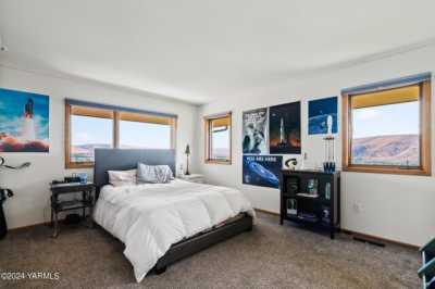 Home For Sale in Selah, Washington