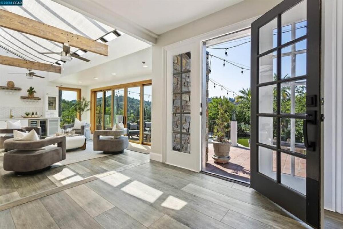 Picture of Home For Sale in Orinda, California, United States