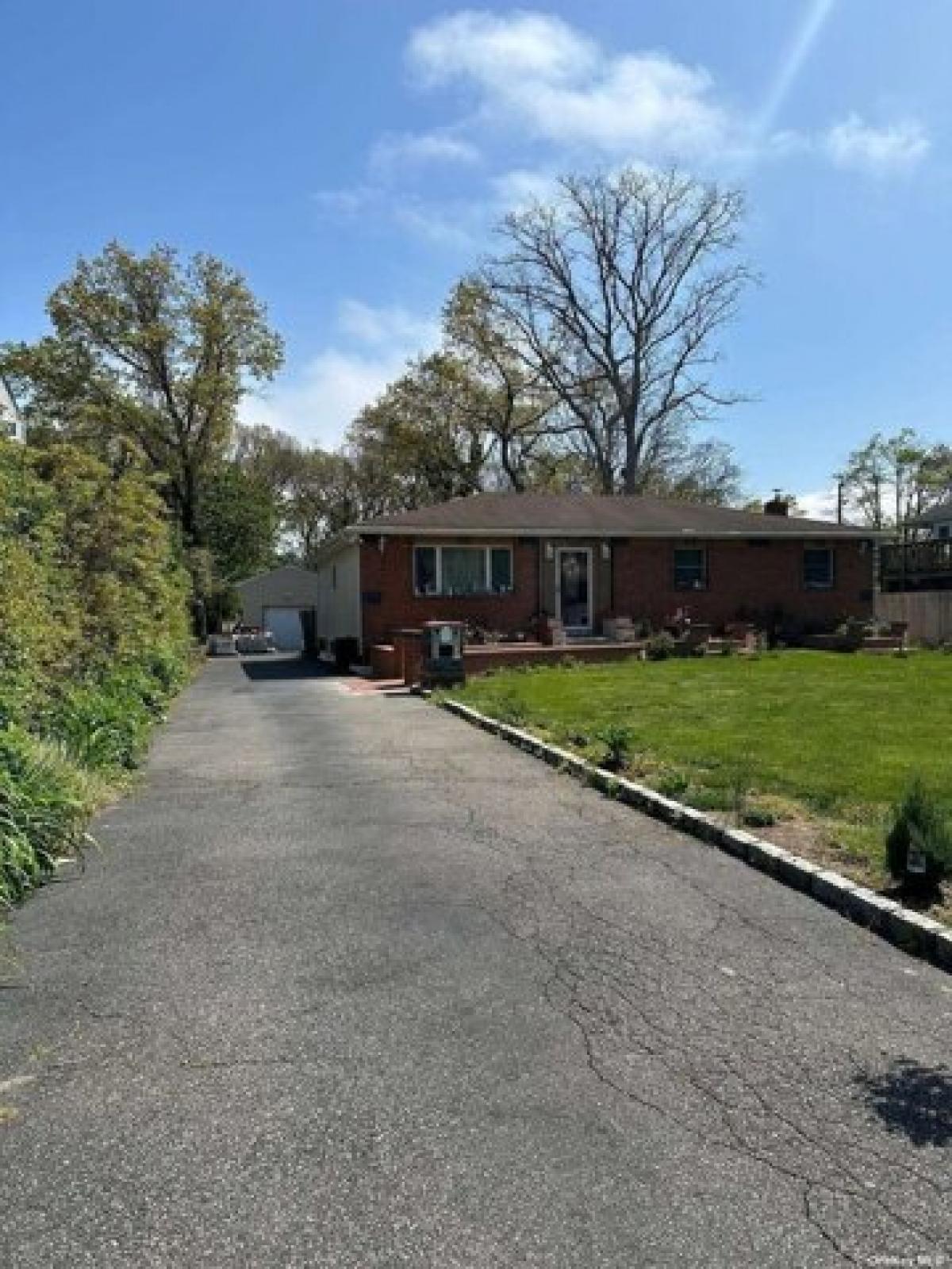 Picture of Home For Sale in North Babylon, New York, United States