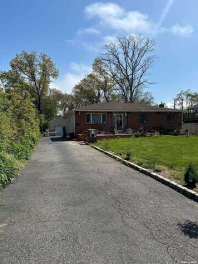 Home For Sale in North Babylon, New York