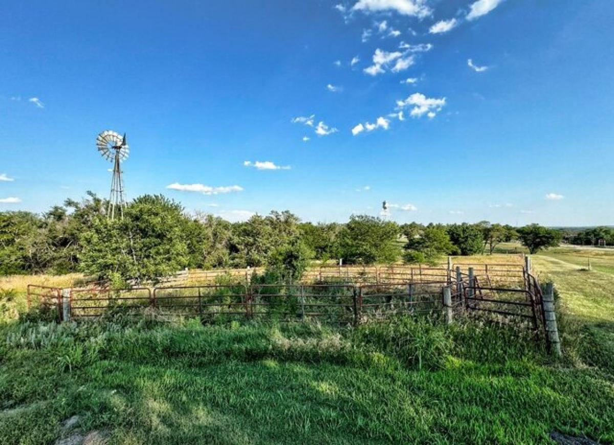 Picture of Home For Sale in Sylvan Grove, Kansas, United States