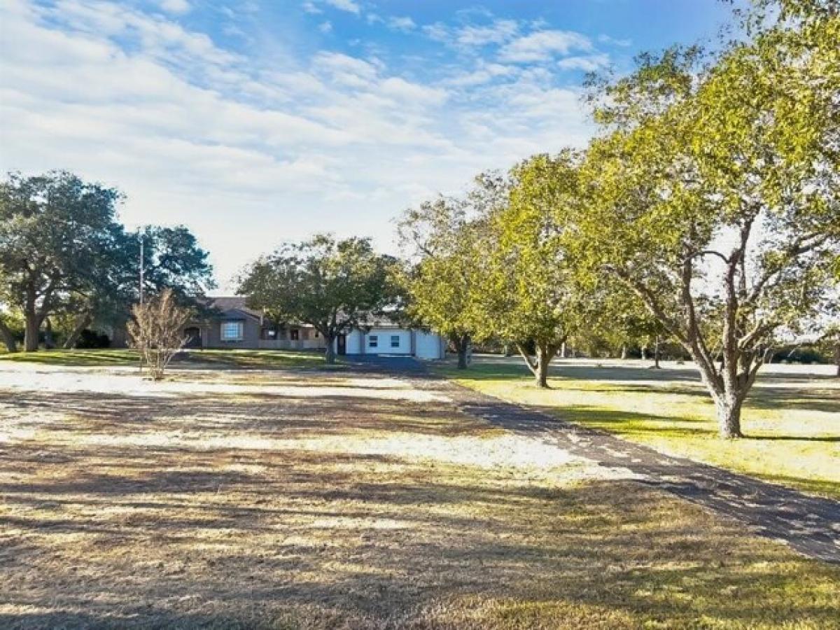 Picture of Residential Land For Sale in Yoakum, Texas, United States