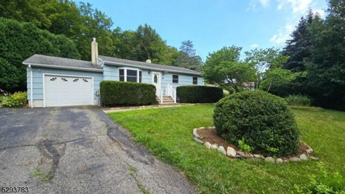 Picture of Home For Sale in West Milford, New Jersey, United States