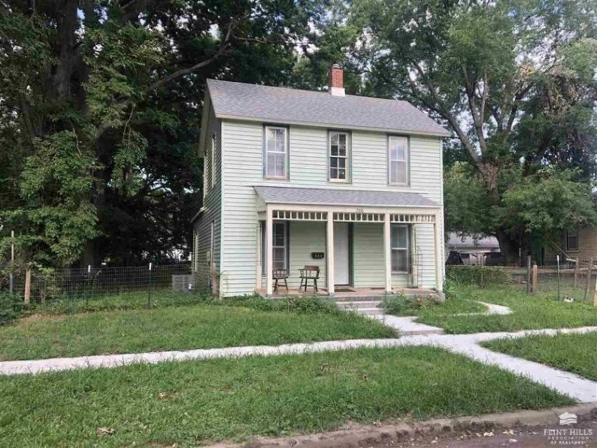 Picture of Home For Sale in Wamego, Kansas, United States