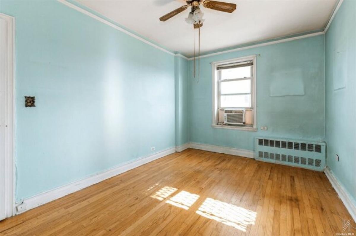 Picture of Home For Sale in Sunnyside, New York, United States