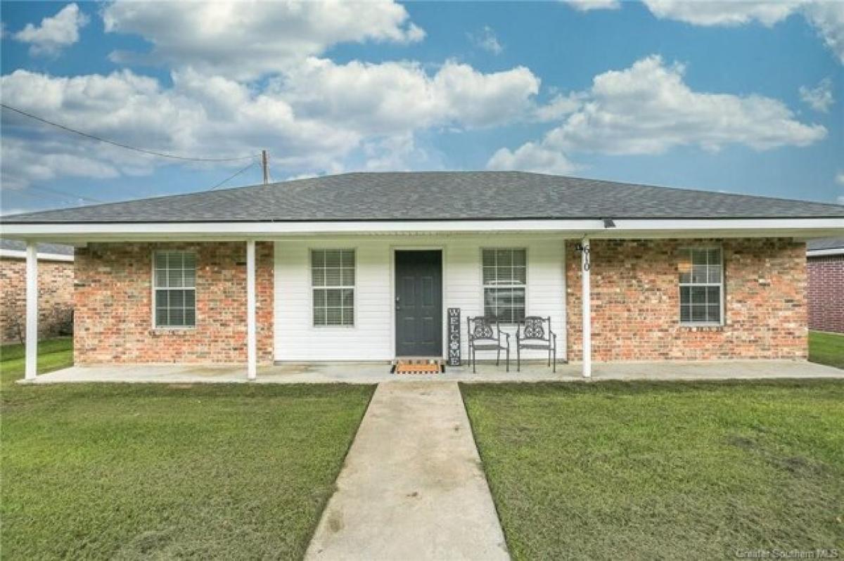 Picture of Home For Sale in Iowa, Louisiana, United States