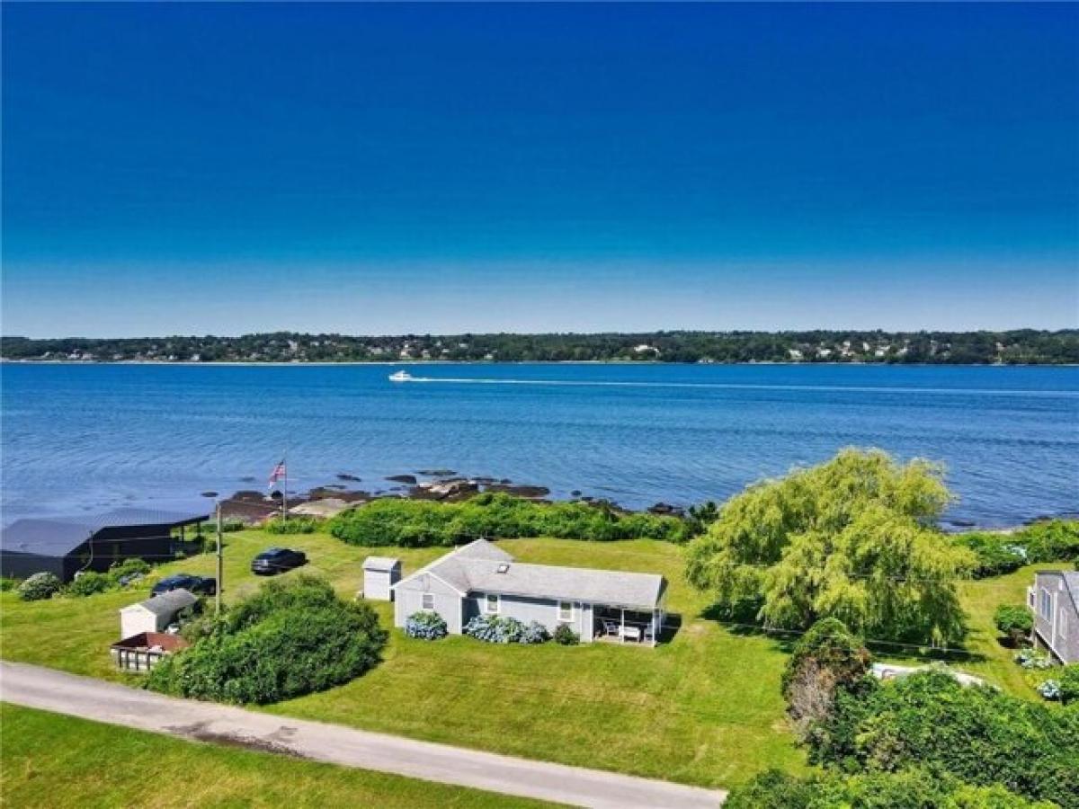 Picture of Home For Sale in Tiverton, Rhode Island, United States