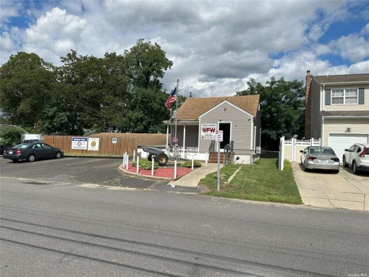 Picture of Home For Sale in Copiague, New York, United States