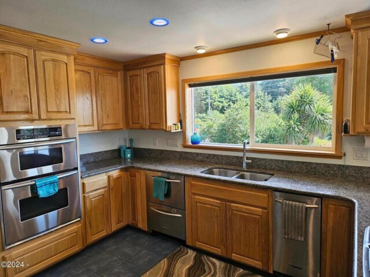 Picture of Home For Sale in Yachats, Oregon, United States