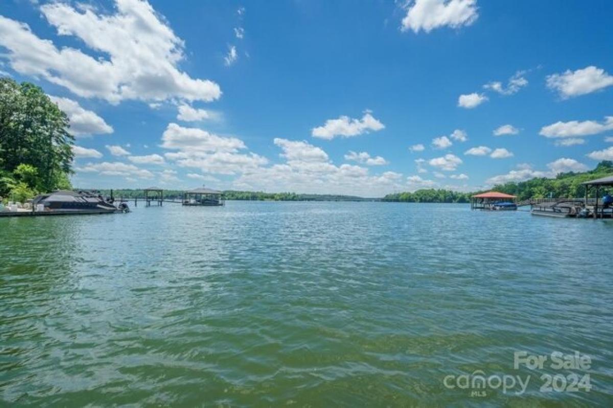 Picture of Home For Sale in Mount Holly, North Carolina, United States