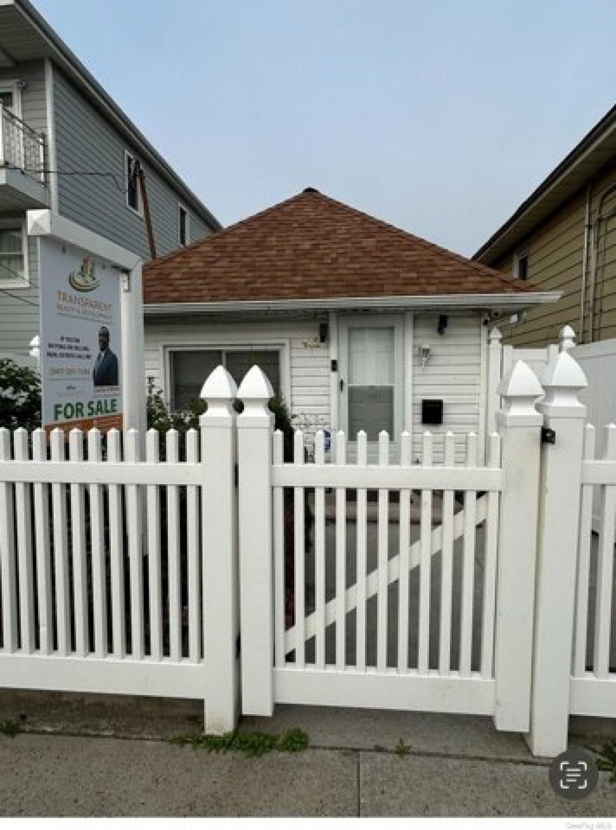 Picture of Home For Sale in Far Rockaway, New York, United States