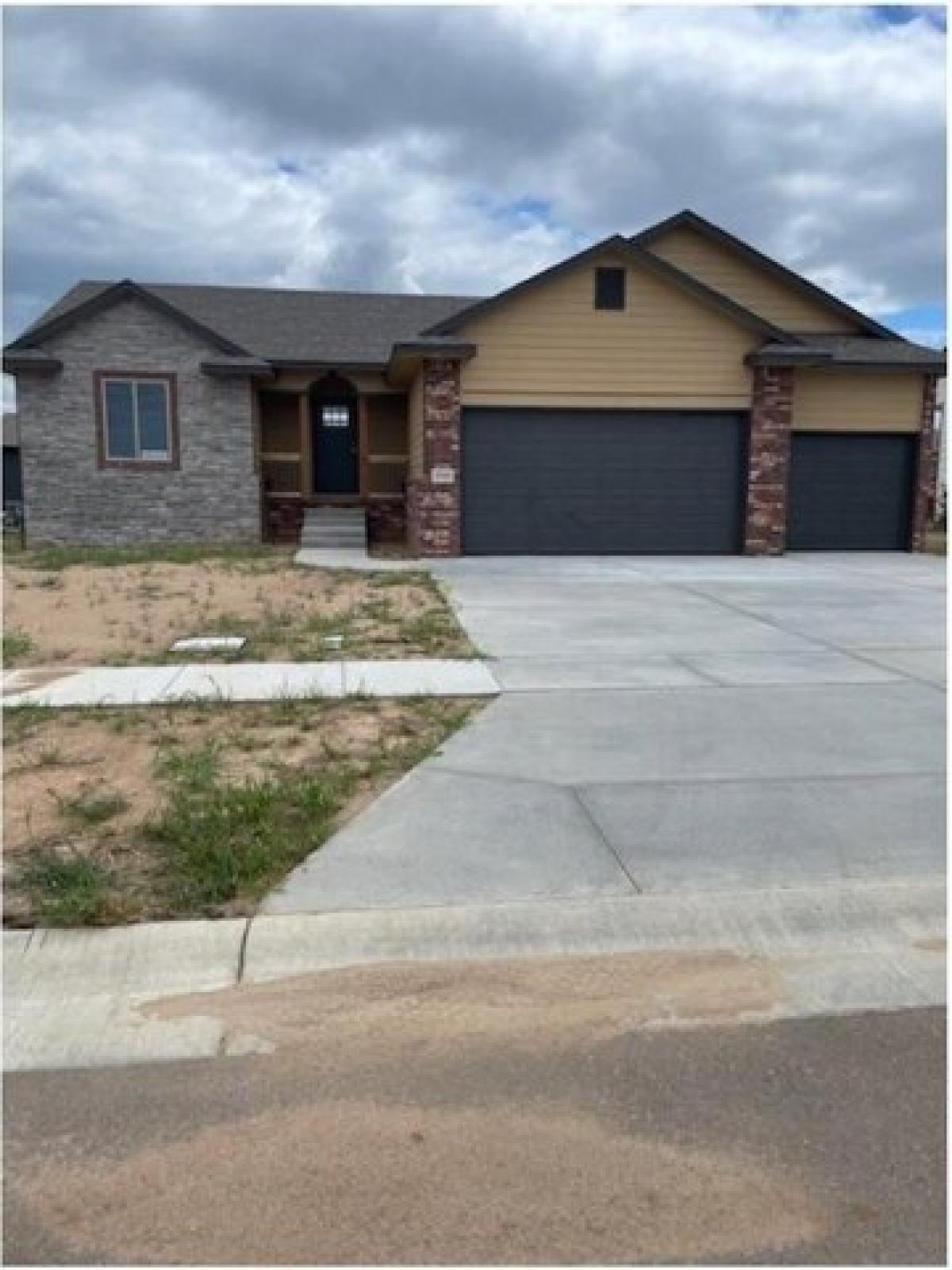 Picture of Home For Sale in Derby, Kansas, United States