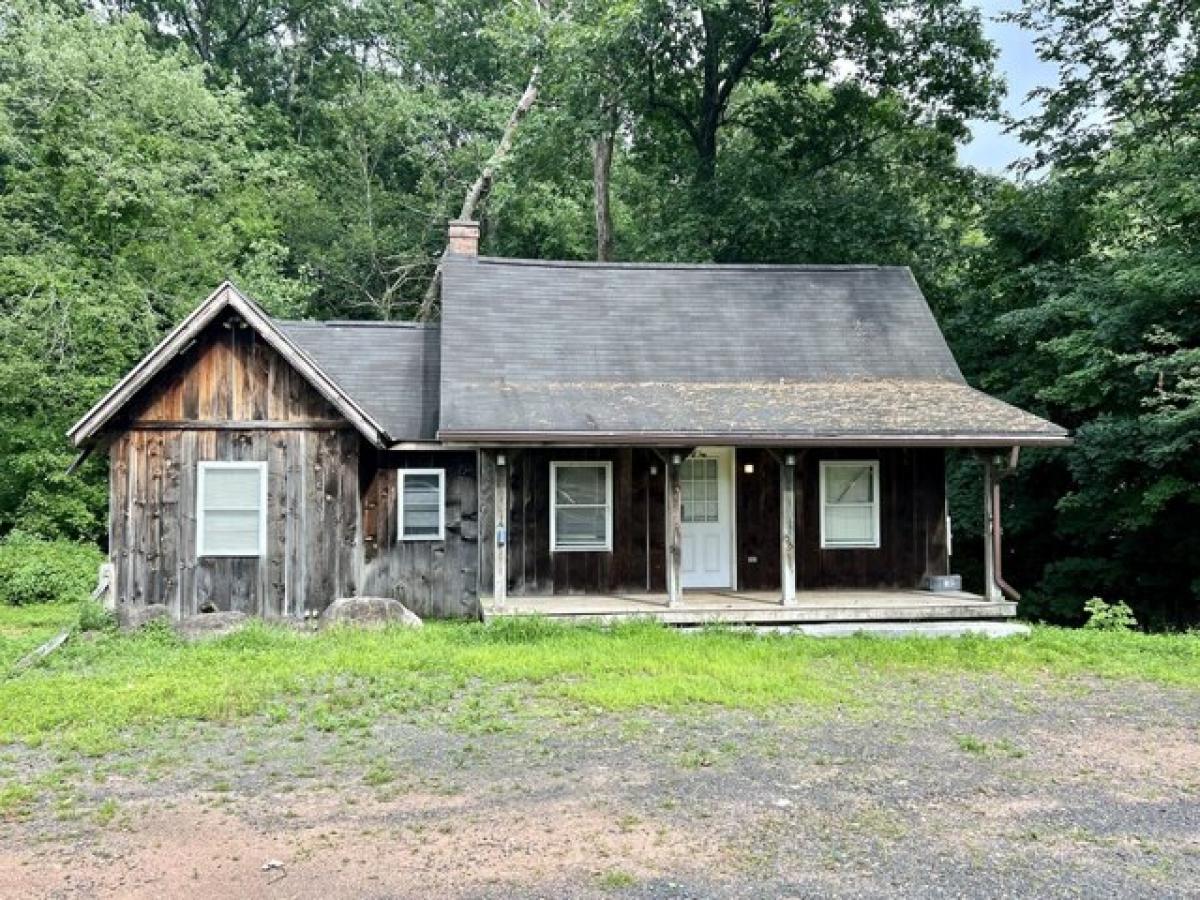 Picture of Home For Sale in Cromwell, Connecticut, United States