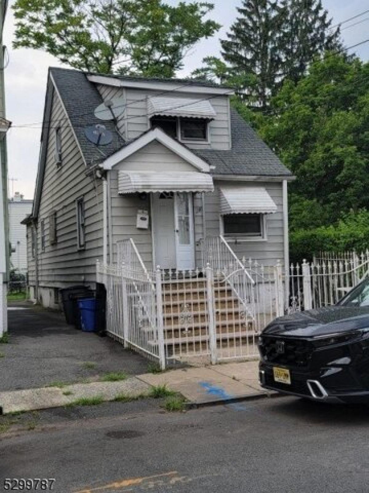 Picture of Home For Sale in Irvington, New Jersey, United States