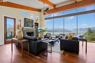 Home For Sale in White Salmon, Washington