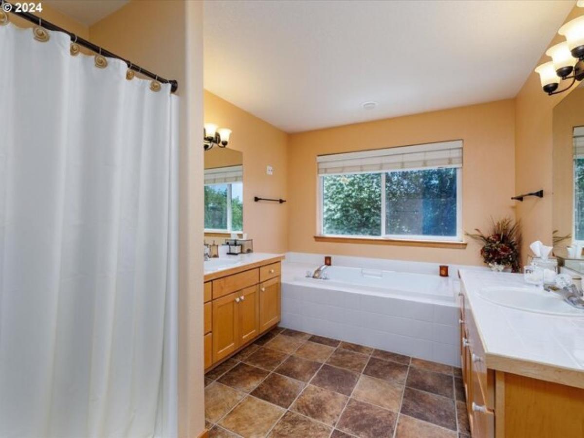 Picture of Home For Sale in Tigard, Oregon, United States