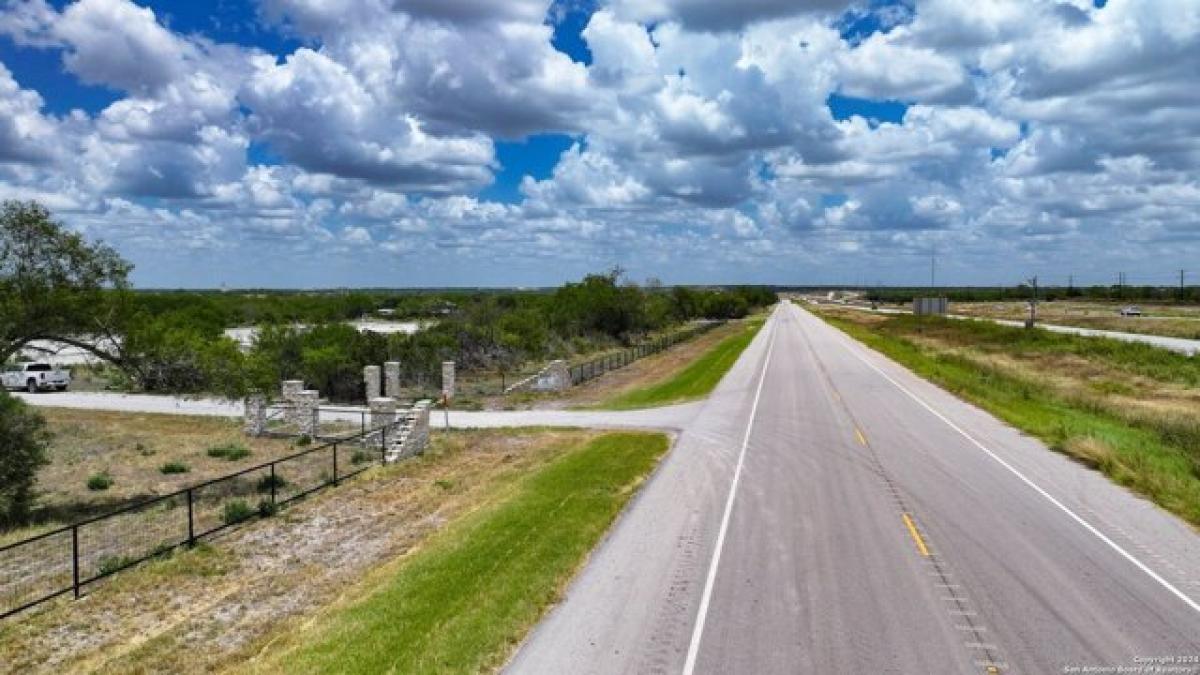 Picture of Residential Land For Sale in Three Rivers, Texas, United States