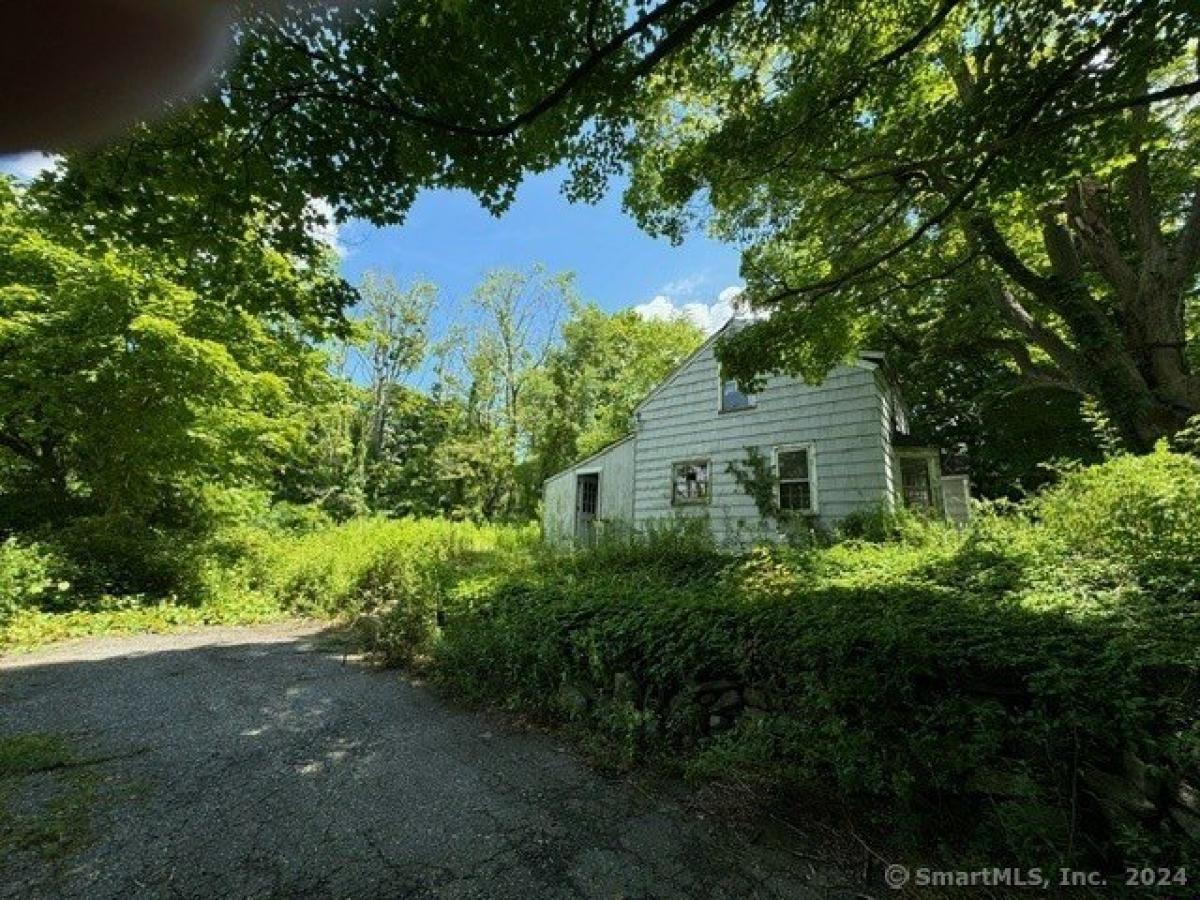 Picture of Home For Sale in Newtown, Connecticut, United States