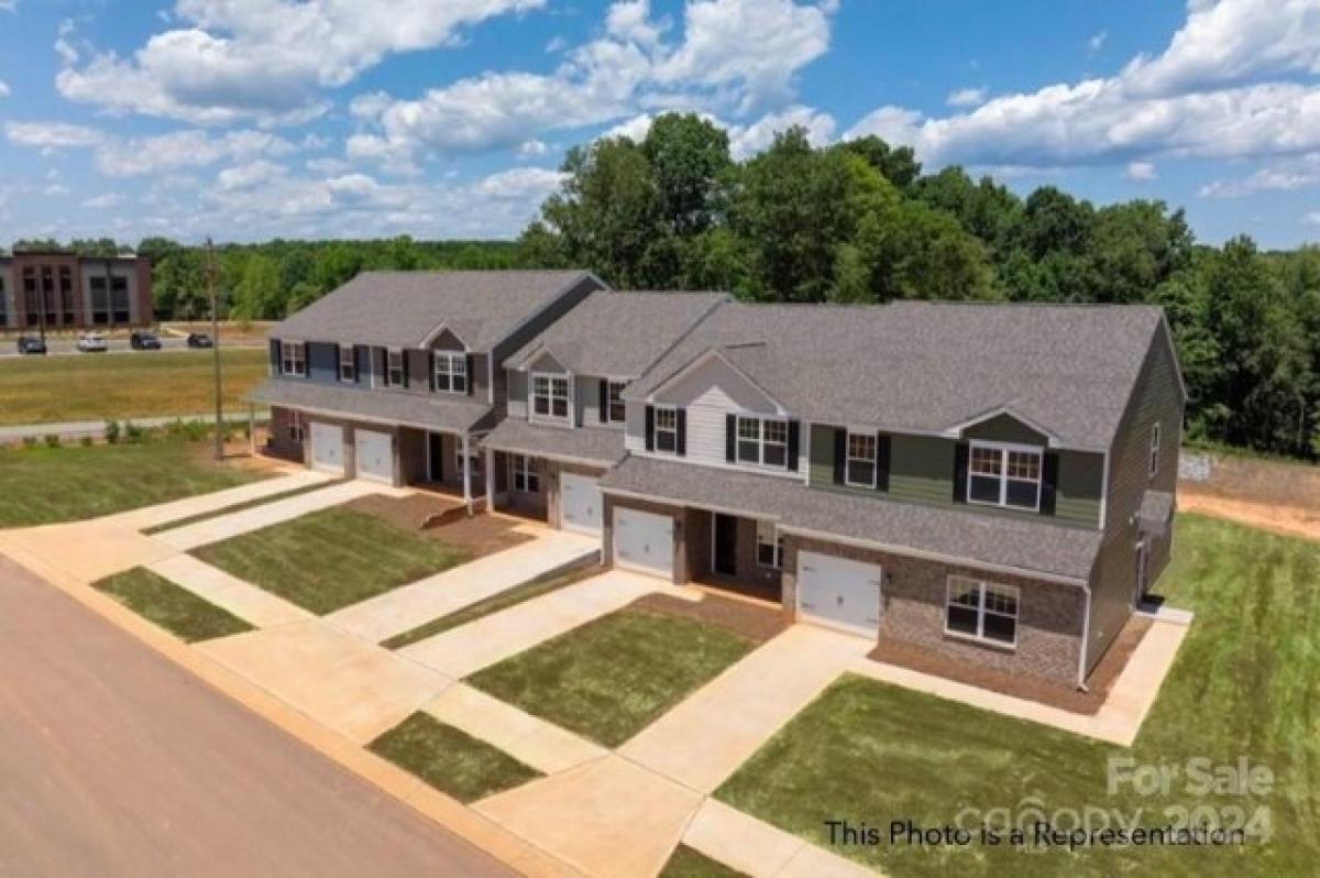 Picture of Home For Sale in Stanley, North Carolina, United States