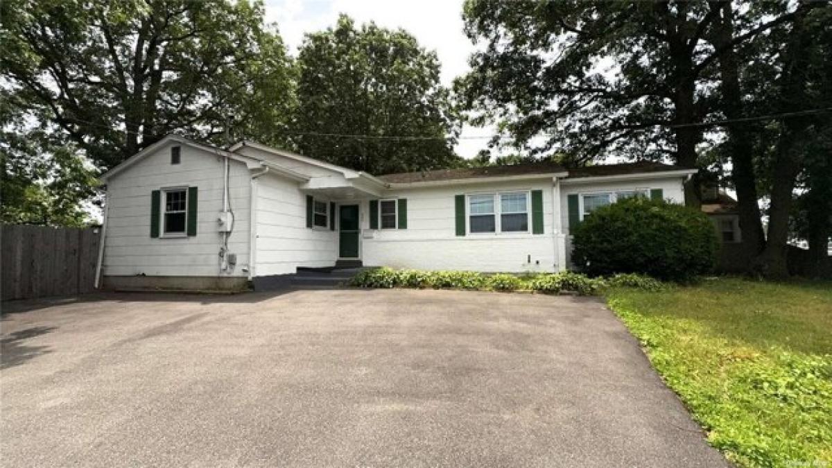 Picture of Home For Sale in West Islip, New York, United States