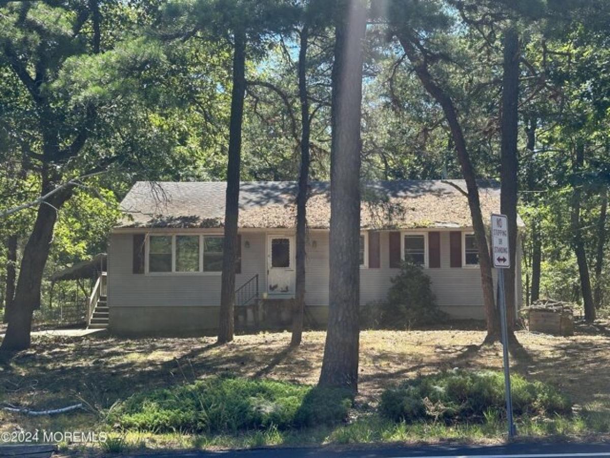 Picture of Home For Sale in Whiting, New Jersey, United States