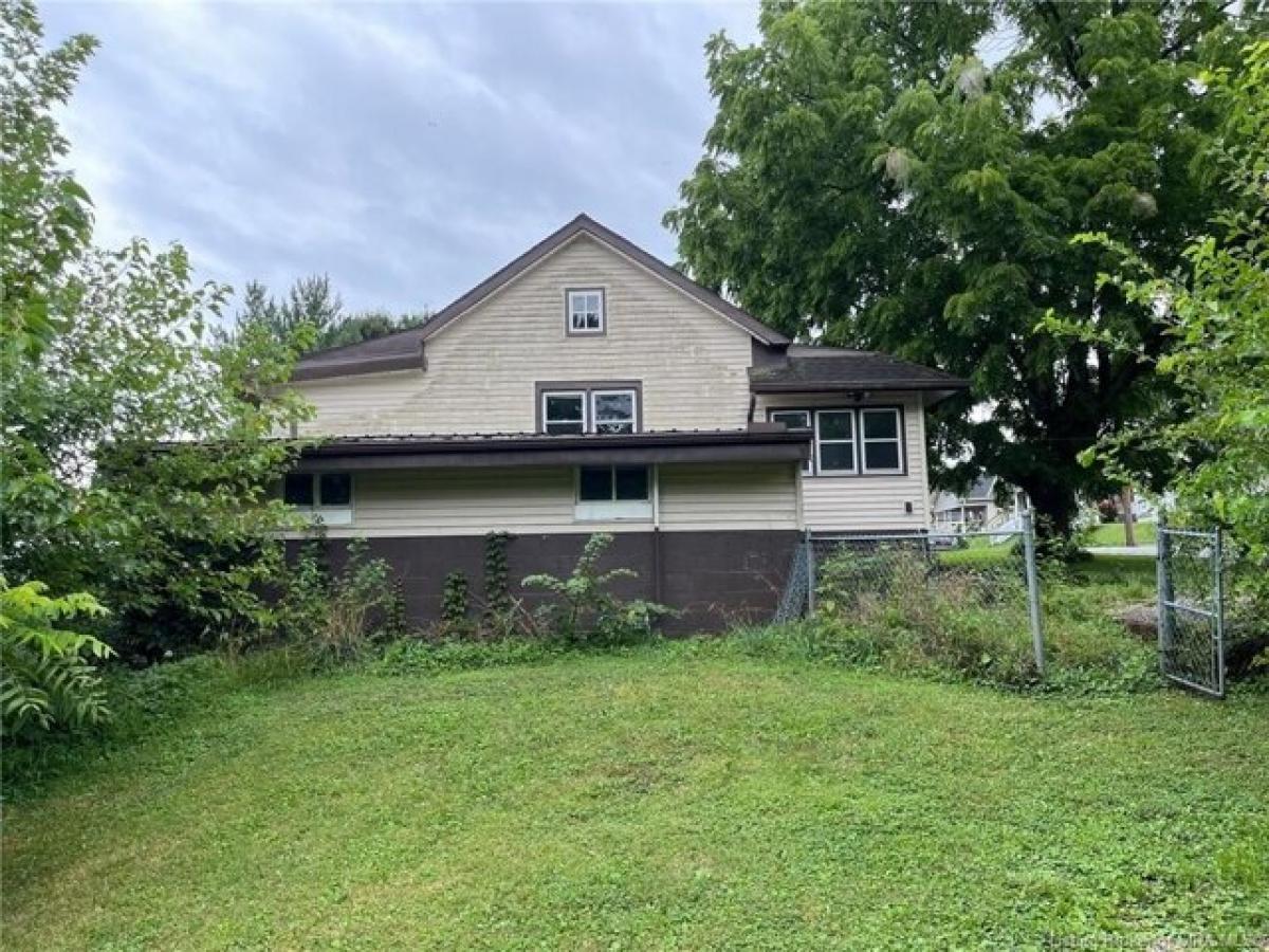 Picture of Home For Sale in Oakland City, Indiana, United States