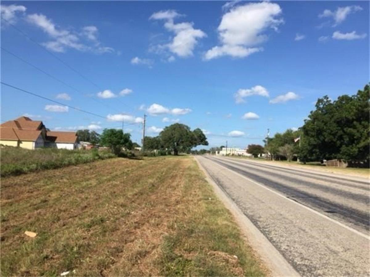 Picture of Residential Land For Sale in Cuero, Texas, United States