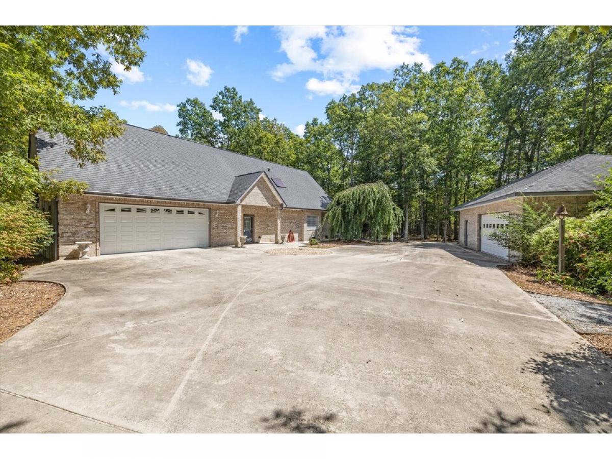 Picture of Home For Sale in Crossville, Tennessee, United States