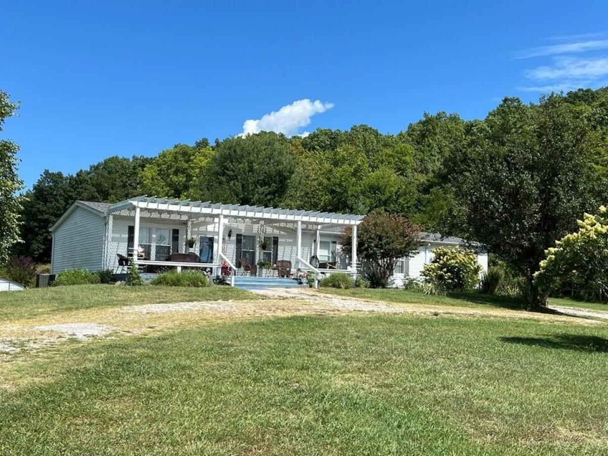 Picture of Home For Sale in Byrdstown, Tennessee, United States